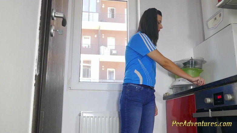 Pee Adventures: Svuota il mio pereto nei miei jeans mentre cucina una...
