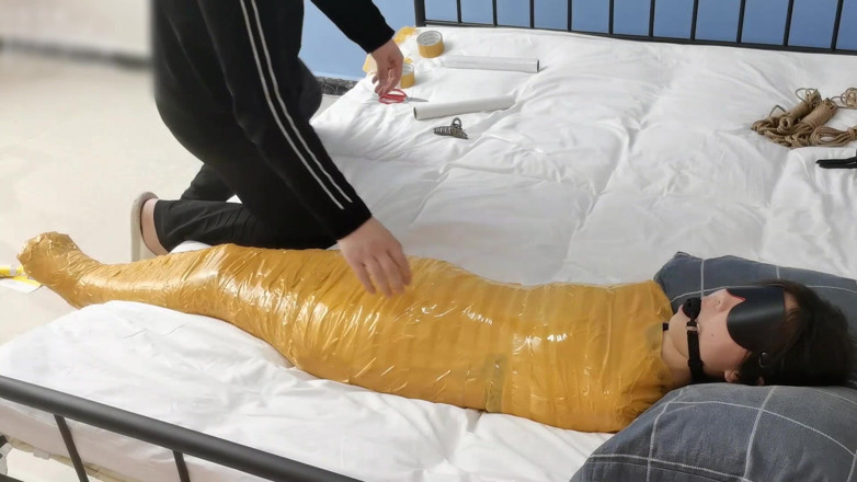 Asian bondage: Roztomilá bosá přítelkyně si obvazuje celé tělo páskou a hraje...