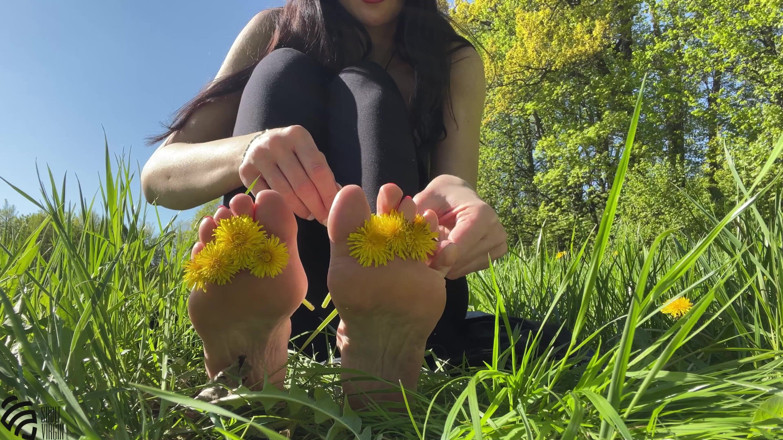 LizaVirgin: Footfetish in the park on the grass