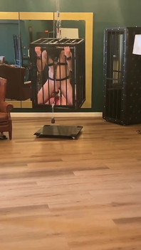 Dominatrix zindanında sidik sırılsıklam bağlı köleler