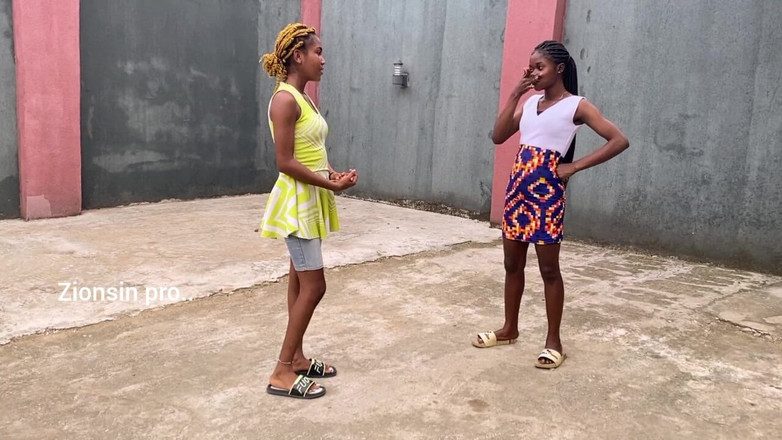 Zion: Amante Lesbiana Africana Jugando Juego Local Al Aire Libre