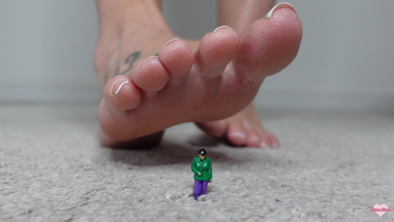 Brea Rose: Namorada gigante brinca com namorado