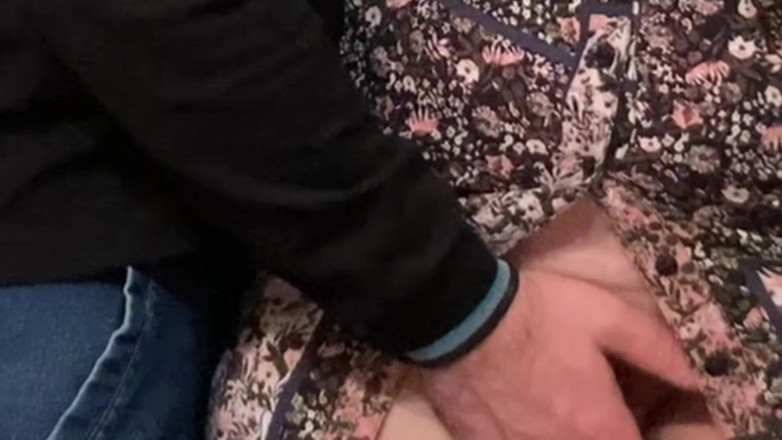 Niki studio: Cewek mesum lagi asik ngusap memeknya di kereta bawah tanah