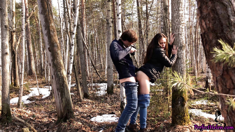 PerfectHelen: Student avsugning och knullar med en fotograf i skogen