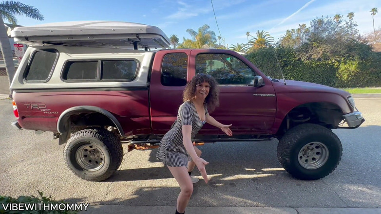 VibeWithMommy: Recoger milf en la playa y follarla cruda