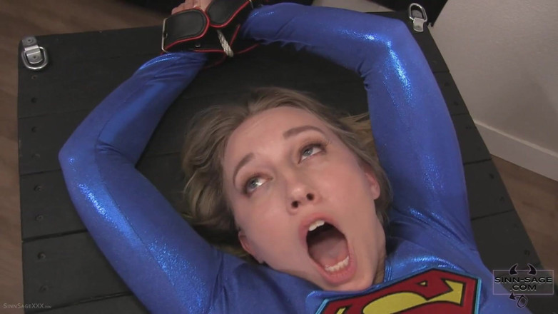 Sinn Sage: La super figa di supergirl con Sinn Sage, Riley Reyes