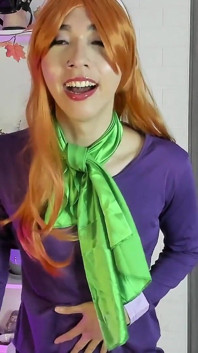 Puv Daphne Cosplay burping contest met Scooby