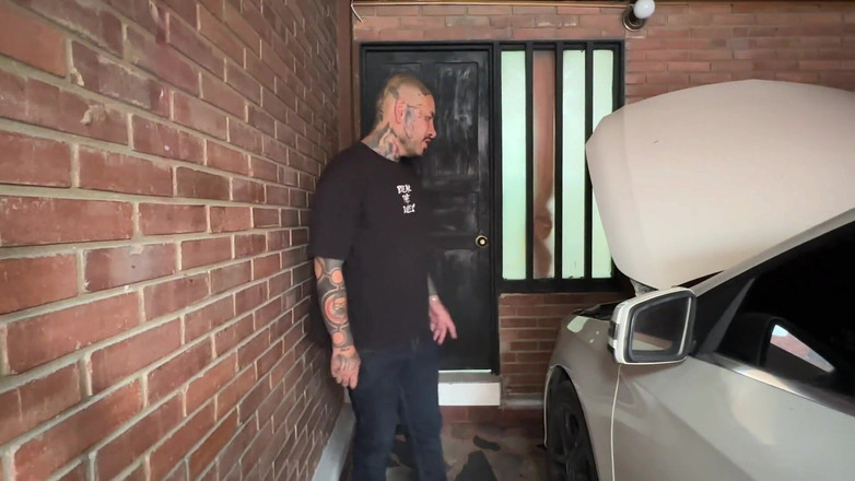 FelipeSkullX: Han Betalar För Reparationen Av Bilen Med En Ryss Mellan...