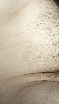 Un gay pulpeux non circoncise se masturbe et éjacule