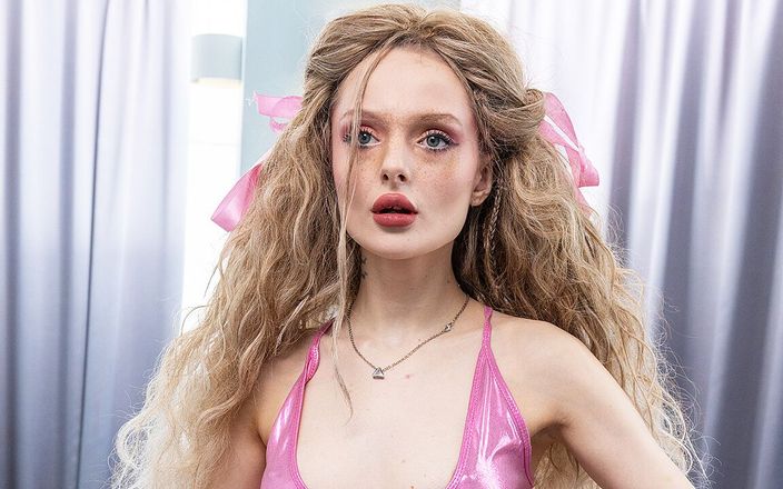 Flexi dolls: Chuda lalka Flexi zostaje zerżnięta w dupę