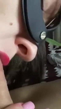 De vriendin van mijn vriendin nam mijn lul diep in haar keel