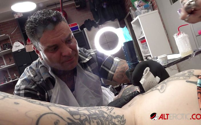 Alt Erotic: La bomba tatuata river Dawn Ink tatuata viene tatuata