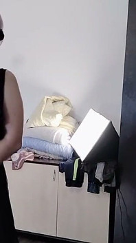 Cewek semok latina lagi asik dan potong baju