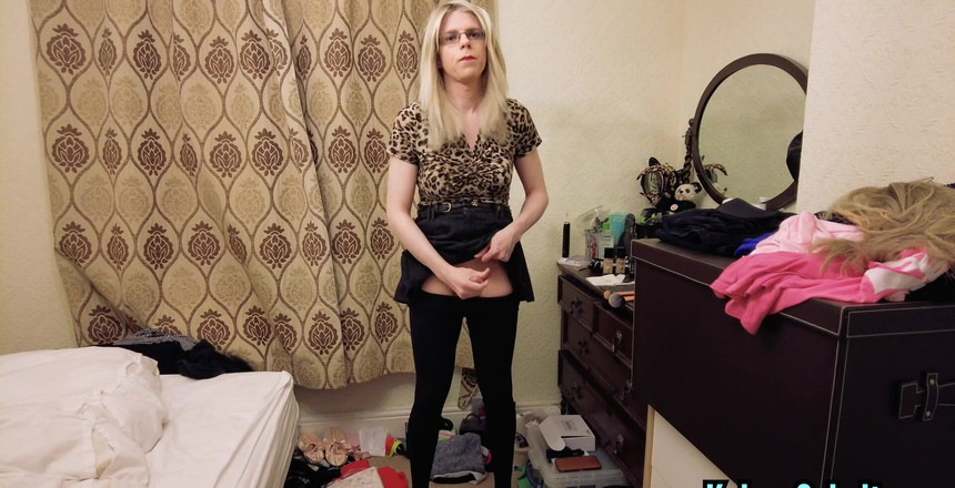 KelseyCobalt: Я збудився, одягнувши свої непрозорі колготки в свою спальню