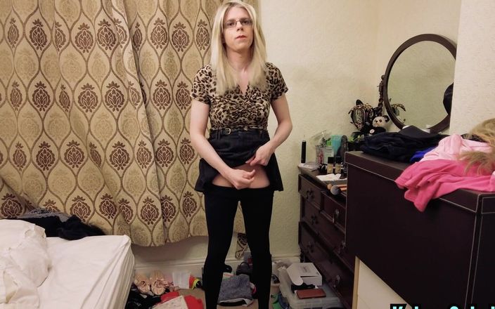 KelseyCobalt: Aku terangsang memakai celana ketatku yang buram di kamar tidurku