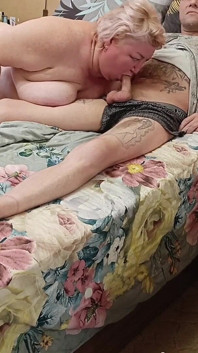 Meine stiefmutter mit dicken titten lutscht meinen schwanz und kommt