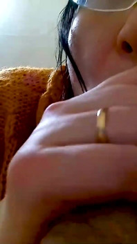 Jonge milf met bril zuigt pik en slikt sperma