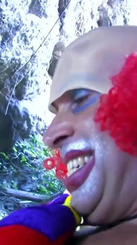 Fetiche de payaso y follada anal para morena en actividades al aire libre