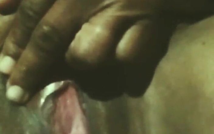 Indian sexy studio: Napalona indyjska żona pokazuje cipkę i duże cycki masturbacja, gdy mąż...