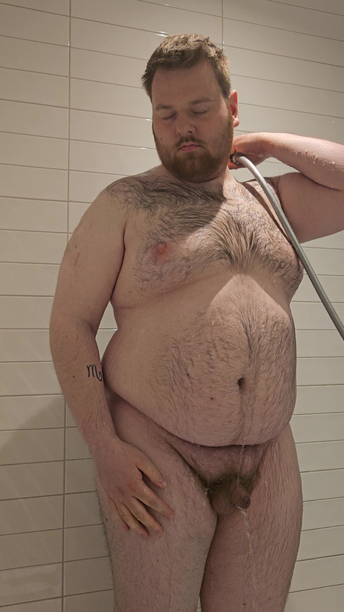 LTUChub: Une grosse prend une douche à l’hôtel