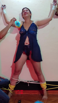 Homem me amarra com cordas de mãos e pés para fazer cócegas no meu corpo inteiro, inclusive na minha buceta