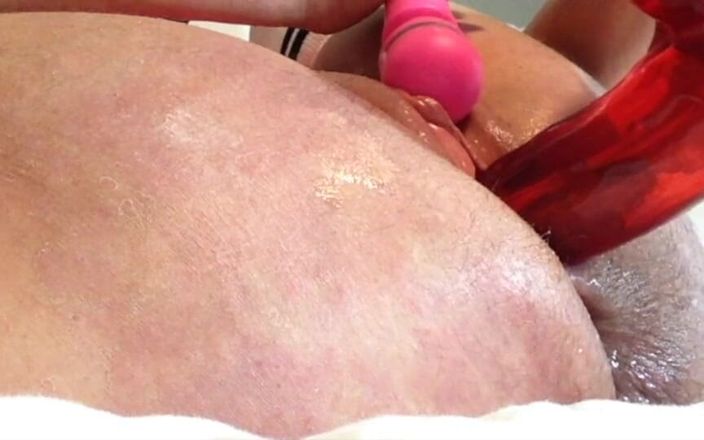 Squirting Senior: Tante seksi dan suami lagi asik muasin lubang pantatnya pakai...