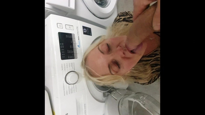 Youngboyandmilf: 세탁기에 갇혀 항문 박히는 이웃