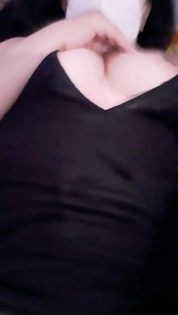 MIA_BEGUM_H: Žena masturbuje na videohovoru