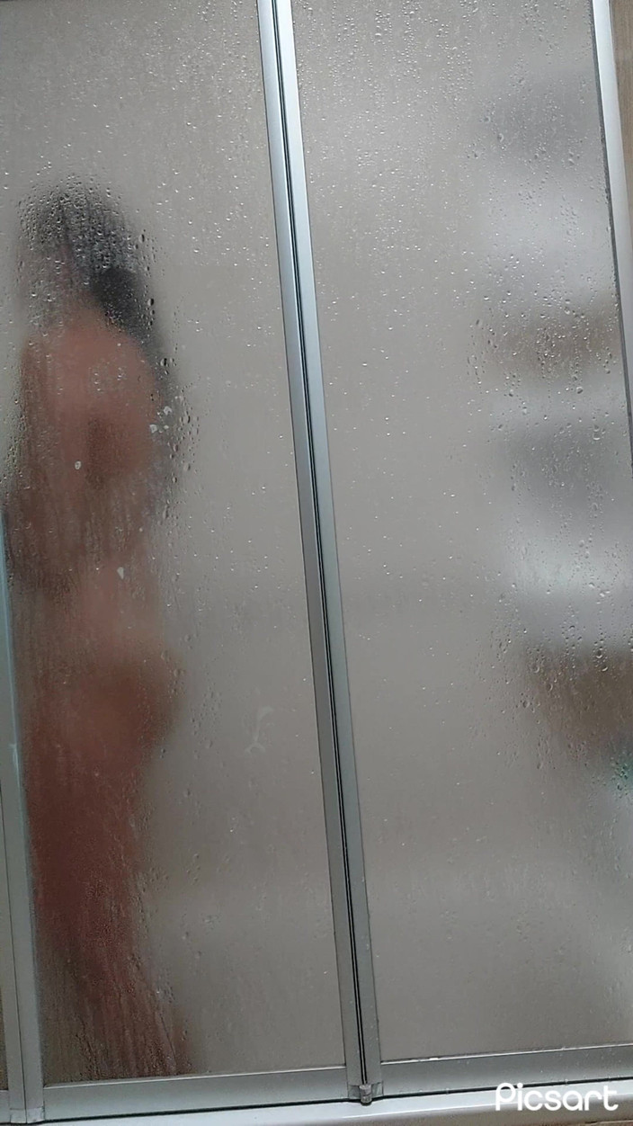 Softbrattypuppy: Guardami sotto la doccia senza che me ne accorgo