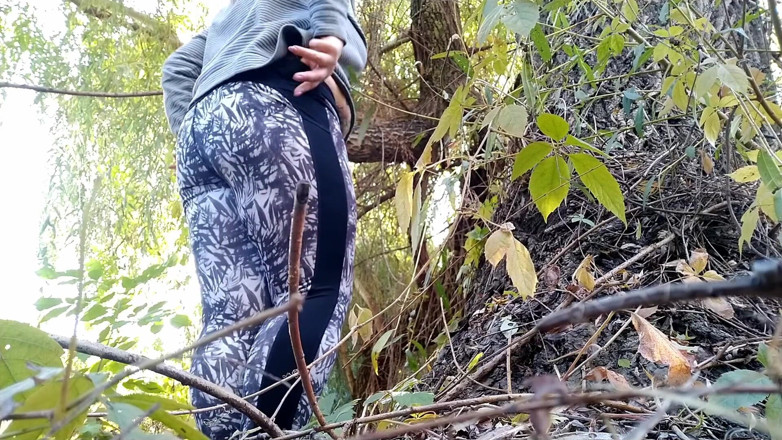 Elena: MILF bengkung dengan perut besar dan pantat besar dalam bingkap...