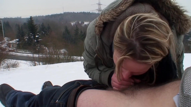 German amateur - 100% German hardcore videos: Mężczyzna podnosi blond dziwkę i pieprzy ją w śniegu