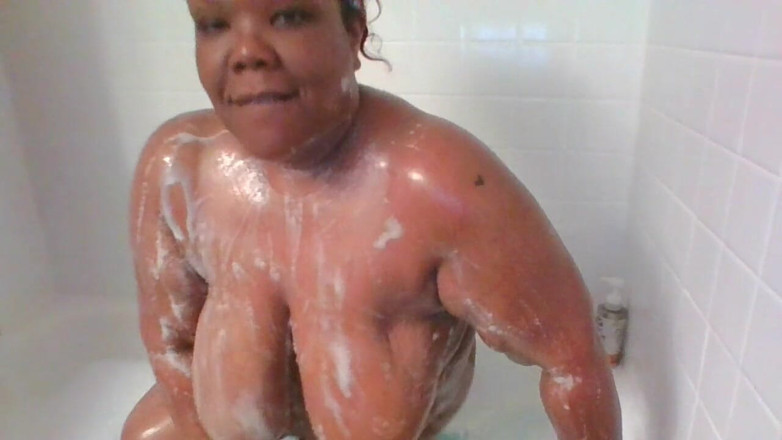 Busty queen: Fă o baie cu mine cu bule