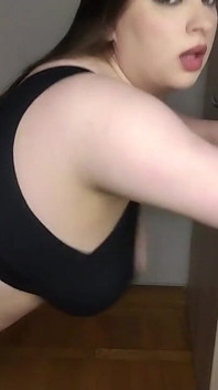 Třesu břichem a prsy, boční pohled