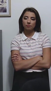 No es una opción - linda chica hará absolutamente cualquier cosa que el oficial Green quiera