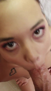18letá asijská deepthroat kouří staršího ptáka