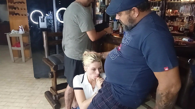 18blondteen: Erkek arkadaşı ve en iyi arkadaşı tarafından yüzü sikiliyor