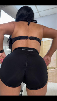 Liebst du MILFs in kleinen shorts?