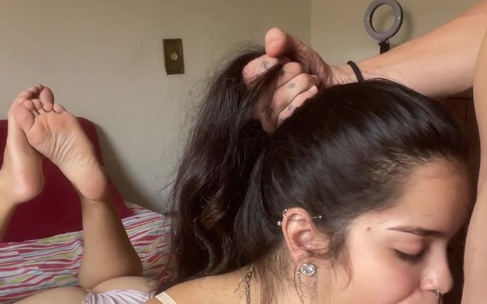 Lunah Blanc: Deitada na bunda dela fazendo oral profundo desleixado no pau...
