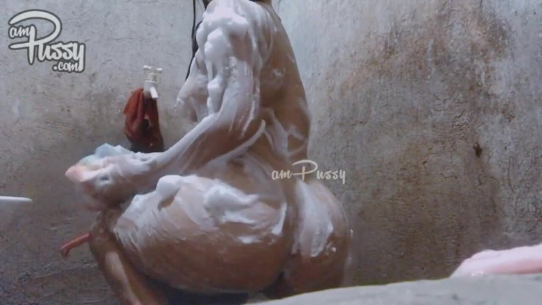 AmPussy: Douche en Asie. Réel, vidéo maison