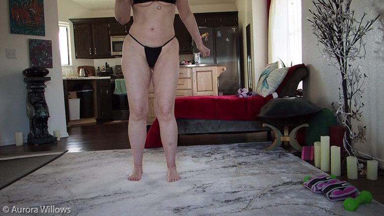Aurora Willows: Hậu trường tập yoga bikini