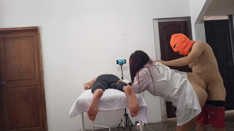 NEGRITA SEXY: 研究所的按摩以美味结束！当我给客户按摩时，我的男朋友进来了
