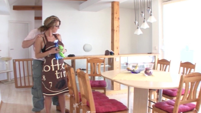 German's MILF: Ella es tetona Gerama milf a la que le gusta...