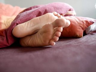 Czech Soles - foot fetish content: Mes pieds du matin pour toi