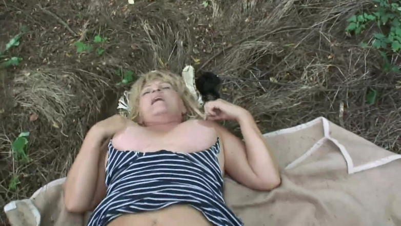 Mature Climax - 100% Mature Videos: Si blonde matang berkongkek keras dan dipancut teteknya