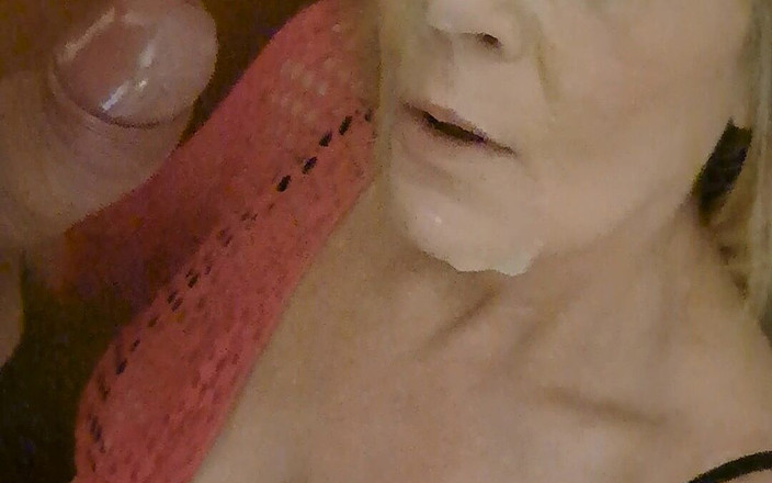 Milf-T: セクシーなおばあちゃんが顔射でご褒美