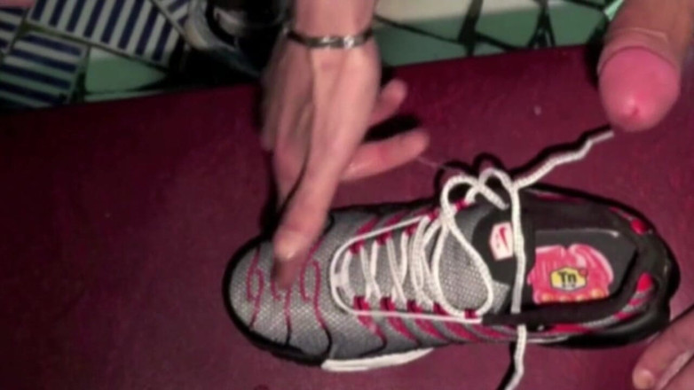 Sneaker Sex Kinky: Alex se fait baiser par les baskets de maître Tony