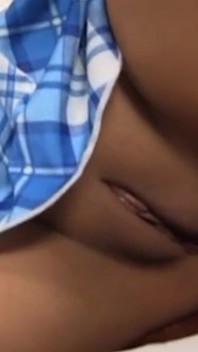 Skyldig brunett suger stor gloryhole kuk för att tvätta bort sina synder
