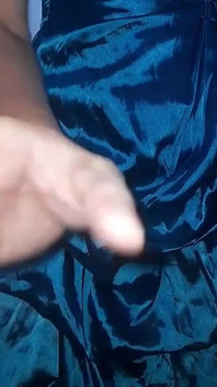 Asyalı travesti saten parlak ruffle elbise boşalması