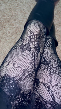 Seksi çoraplı ve çizmeli bacaklarımla oynuyorum