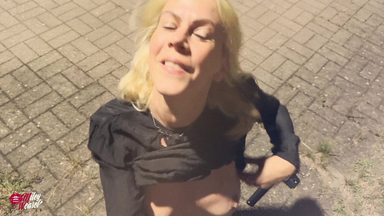 Miley Weasel: Harika!! Tren istasyonunun ortasında azgın bir orospu sevişti!!